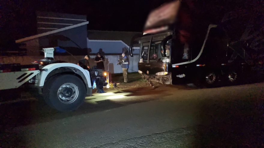 Segue o baile! Ônibus de músicos perde o freio e bate em poste e muro no Universitário
