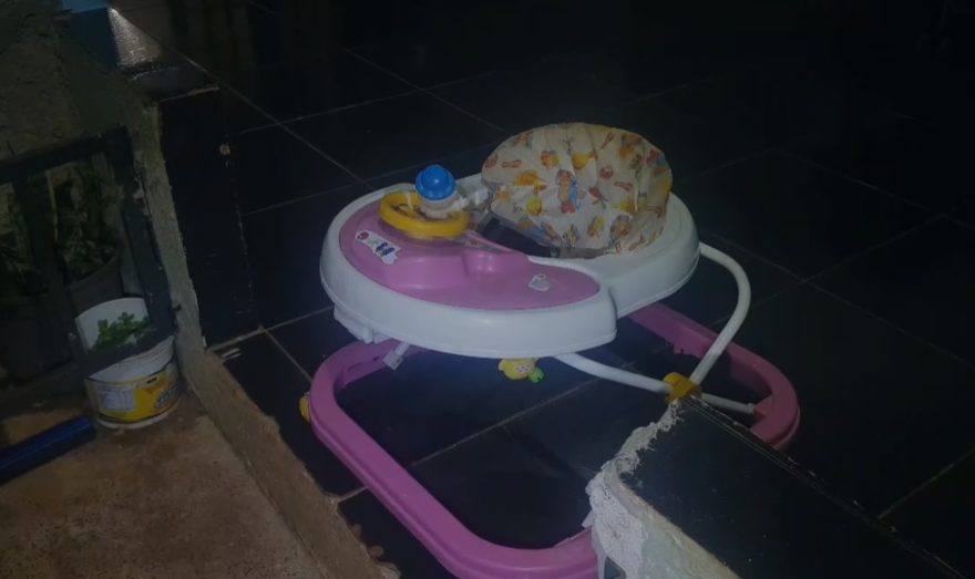 Bebê de 10 meses é socorrido após cair de andador no Brasmadeira