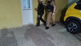 Suspeito de agressão que caiu em riacho é encaminhado para a delegacia
