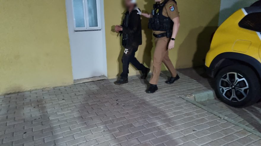 Suspeito de agressão que caiu em riacho é encaminhado para a delegacia