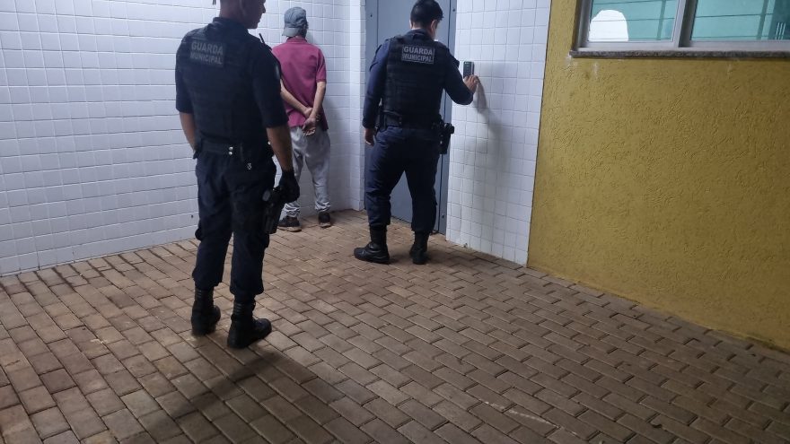 GM detém homem por violar medida protetiva contra mãe e irmãos no bairro Brasília