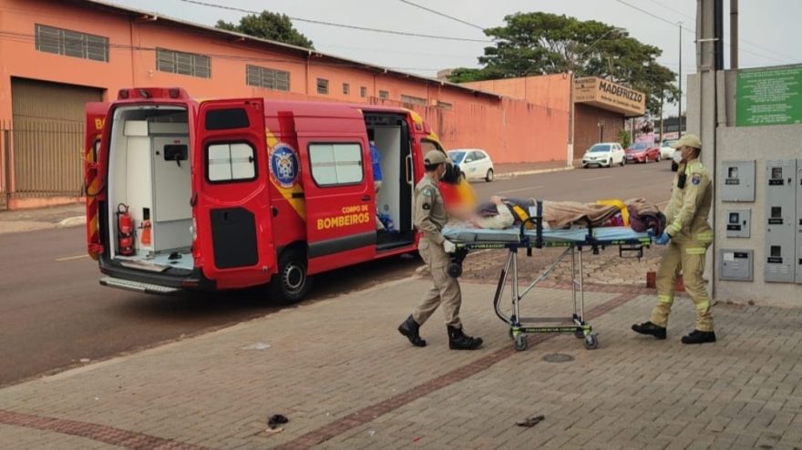 Idosa é socorrida pelo Siate após sofrer queda no bairro São Cristóvão