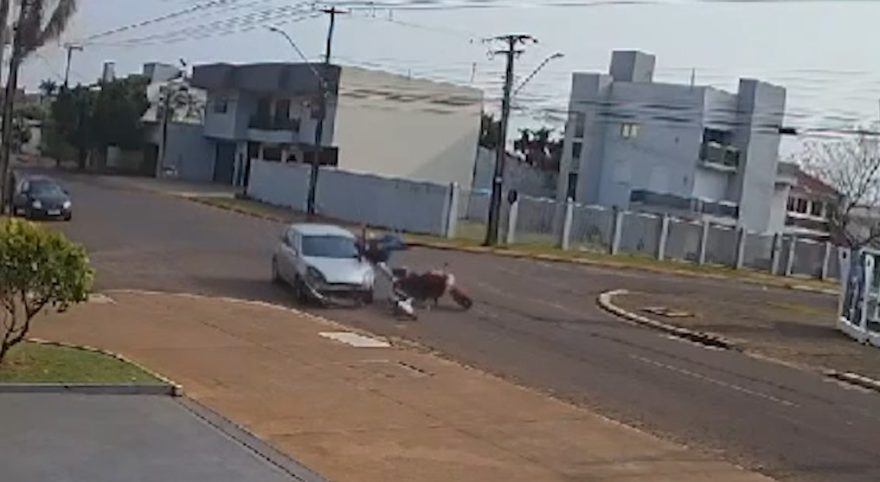 Câmera flagra assaltantes sendo arremessados após acidente durante fuga em Cascavel
