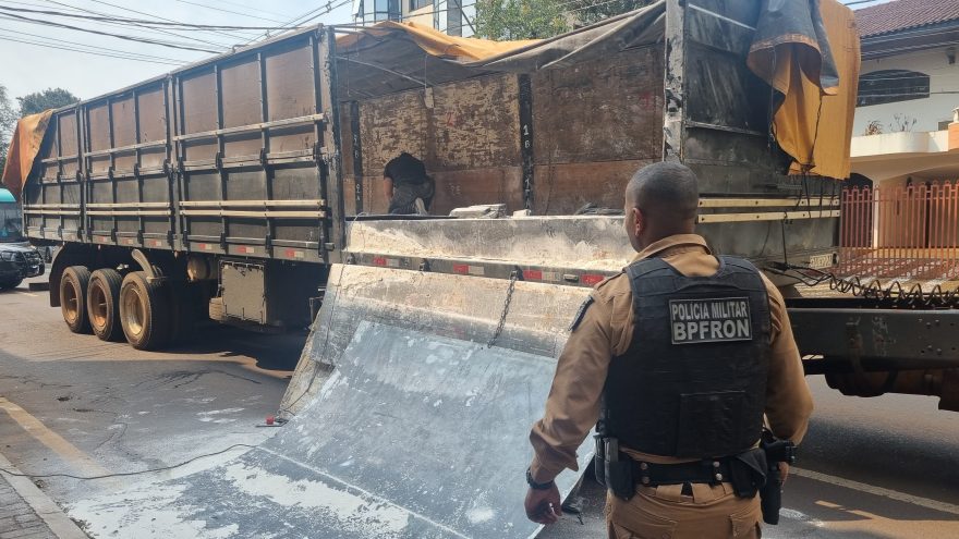 Polícia Federal e BPFron apreendem 2 toneladas de maconha em caminhão com placas estrangeiras