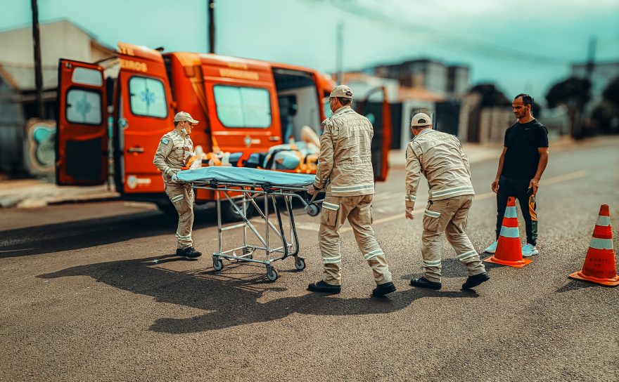 Motociclista quebra a perna em acidente de trânsito na Rua Paraná