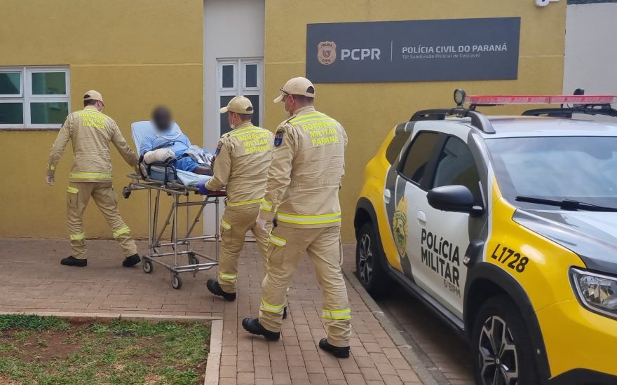 Homem que foi baleado após esfaquear a companheira é encaminhado à delegacia