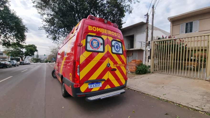 Idosa quebra a perna ao cair em residência no Centro