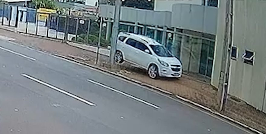 Motorista realiza manobra de tirar o fôlego após perder o controle na rua Minas Gerais, em Cascavel