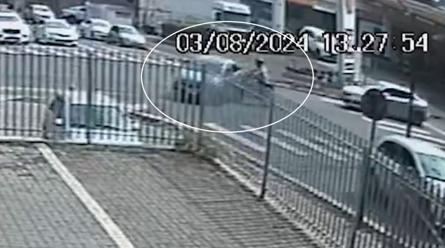 Câmera flagra acidente de trânsito na Avenida Carlos Gomes
