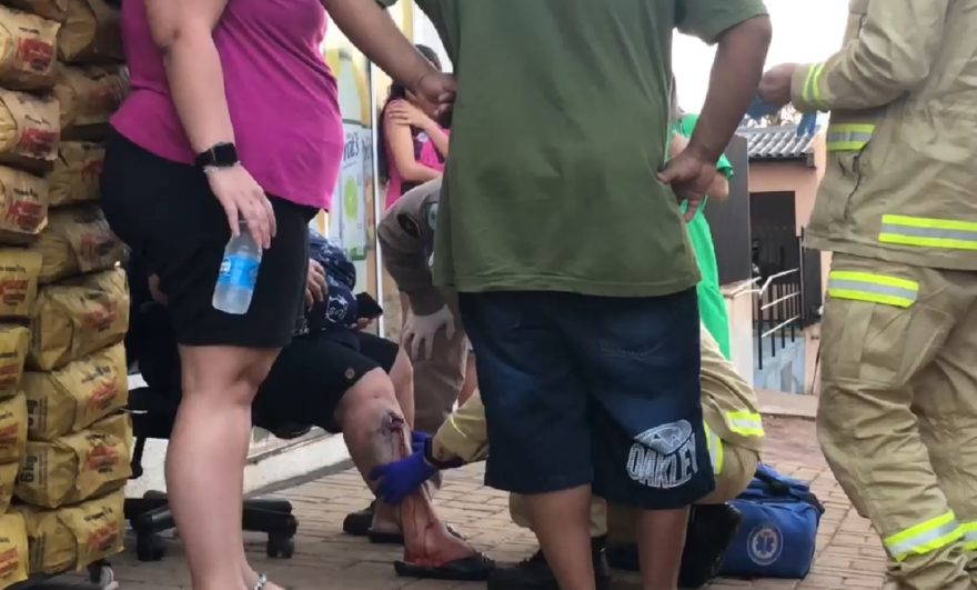 Mulher é atropelada por moto na Rua Xavantes