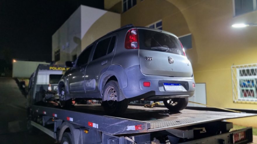 Fiat Uno com registro de roubo é recuperado pela Polícia Militar