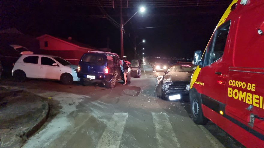 Colisão envolvendo três carros deixa mulher ferida no Floresta