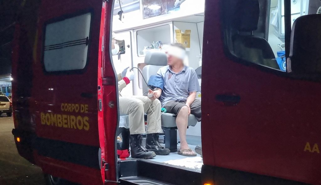 Idoso é socorrido após tropeçar e cortar a cabeça no bairro Brasmadeira