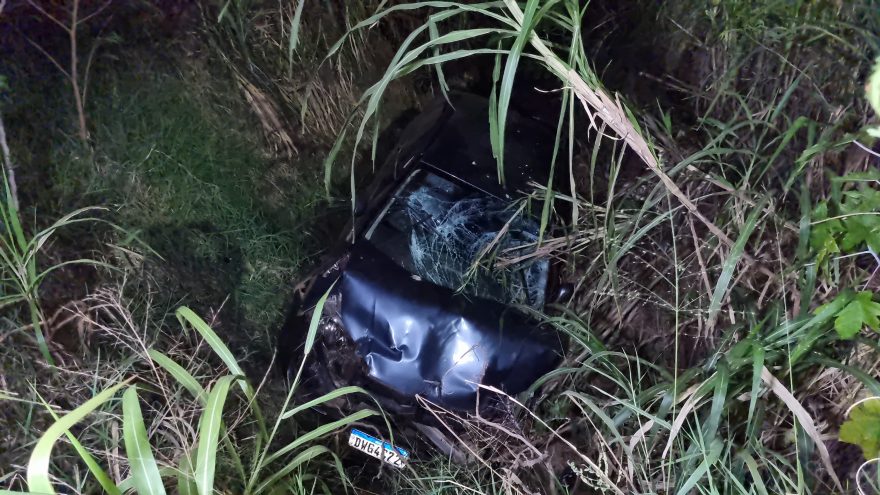 Condutor passa reto e capota carro em barranco na Rua Veneza