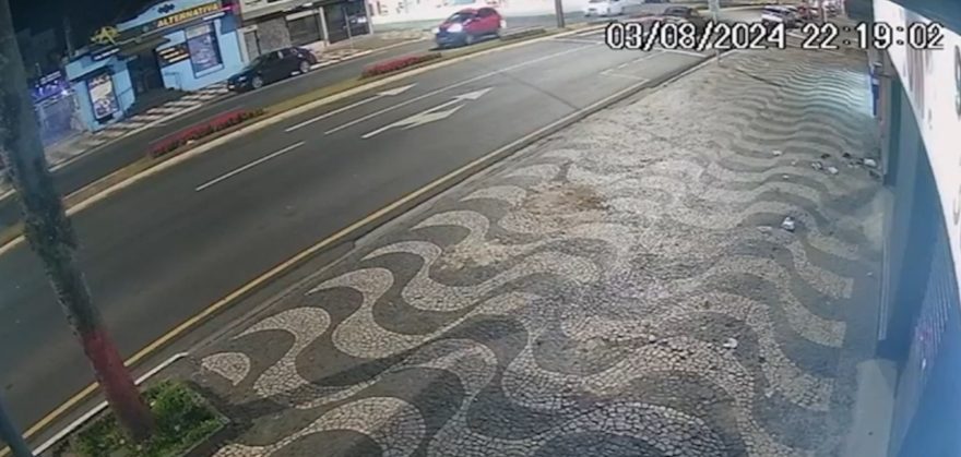 Câmera mostra acidente entre Jetta e Opala em Ponta Grossa