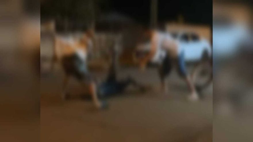 Radialista é espancado durante confusão em frente a bar; veja vídeo