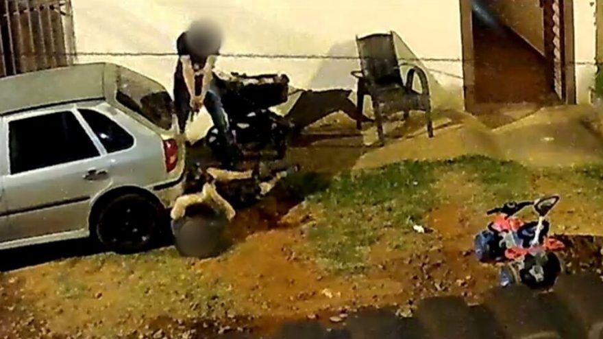 Câmeras de segurança registram execução de jovem pai que ninava a filha na frente de casa