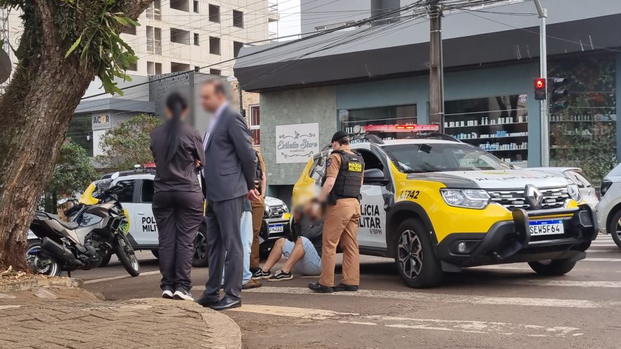 Mais louco que o Batman! Homem em surto invade igreja e ameaça fiéis