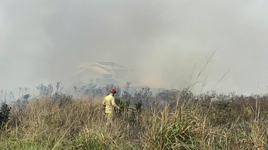 Bombeiros combatem incêndio em vegetação no Cascavel Velho