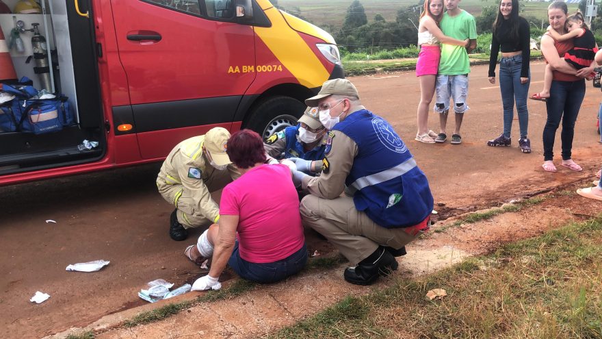 Idosa fica ferida ao sofrer queda de veículo em Cascavel