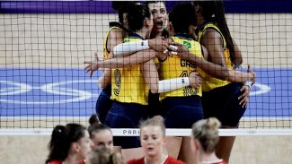 Brasil bate Polônia para garantir melhor campanha do vôlei na 1ª fase
