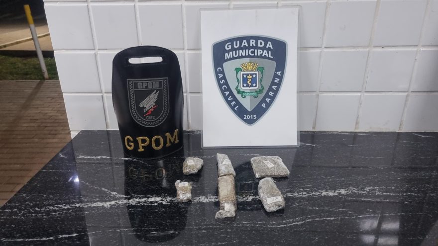Jovem é detido com porções de maconha na Rua Erechim