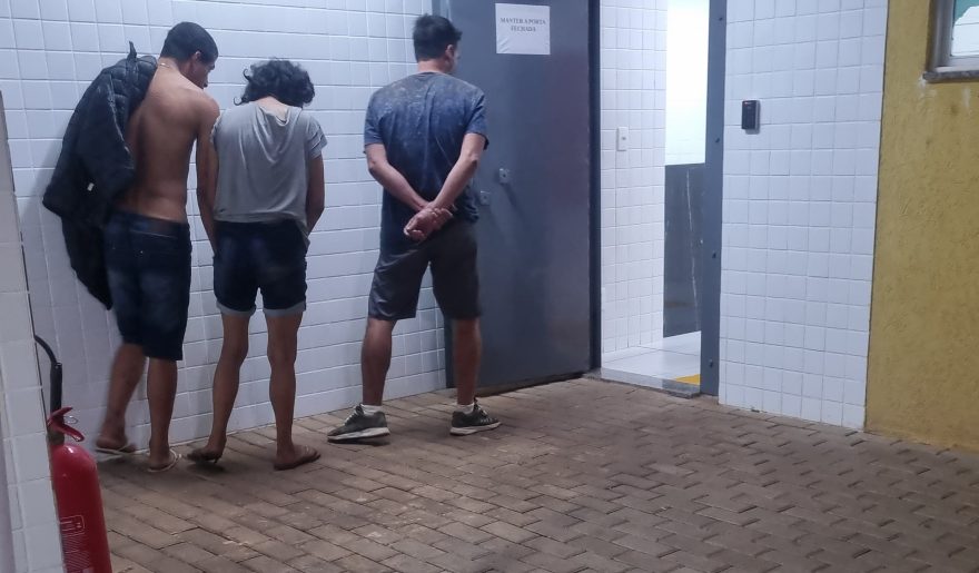 Trio é detido com pedras de crack no Santa Cruz