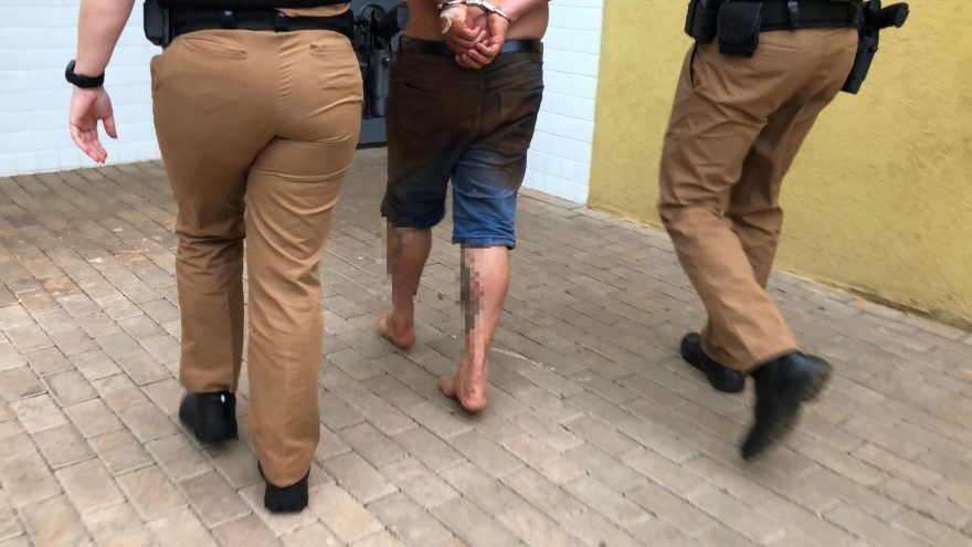 Homem tenta suicídio, destrói viatura da PM e tenta subtrair arma de policial