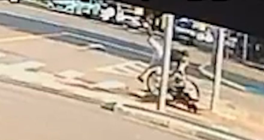 Câmera registra colisão entre bicicleta e patinete na Avenida Brasil