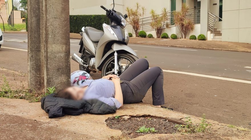 Colisão entre carro e moto na Rua Antonina deixa motociclista ferida