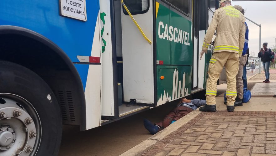 Idoso fica ferido ao cair enquanto tentava embarcar em ônibus no bairro São Cristóvão