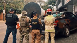 Bombeiros cortam caminhão e forças de segurança apreende grande quantidade de maconha