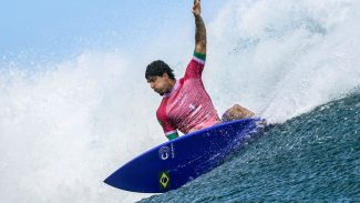 Medina perde para australiano e fica fora da final do surfe