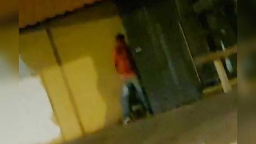 Só love, só love! Casal é flagrado fazendo sexo oral ao lado de estabelecimento em plena Avenida Imagem referente a Só love, só love! Casal é flagrado fazendo sexo oral ao lado de estabelecimento em plena Avenida