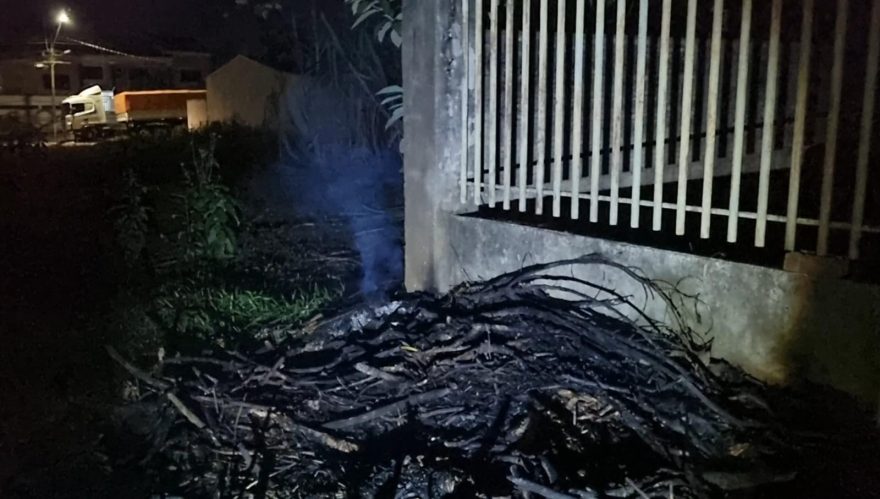 Bombeiros combatem fogo em vegetação na Rua Coroados
