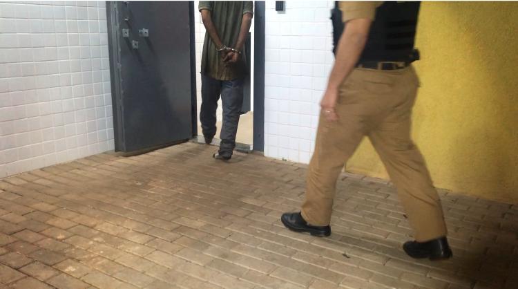 “Deu ruim o córre!” Homem é abordado por populares ao tentar furtar escada em residência em Cascavel