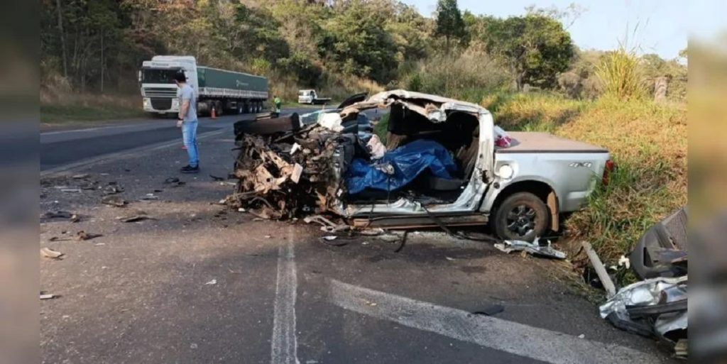 Homem morre em colisão lateral contra caminhão no Paraná