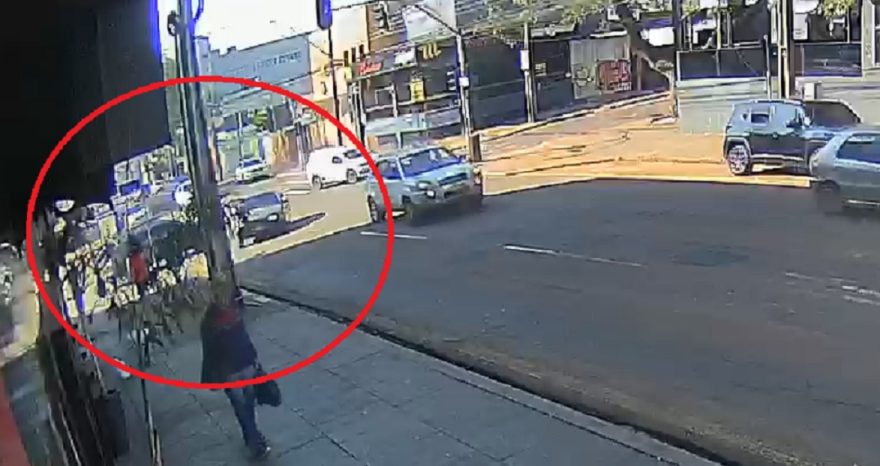 Câmera registra acidente entre Gol e Jeep na Rua Paraná