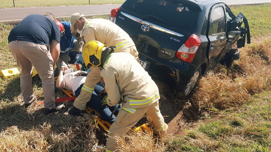 Mulher fica ferida em capotamento na BR-163, em Cascavel