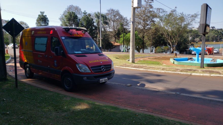 Mulher é socorrida pelo Siate após sofrer queda de moto na rotatória do Lago