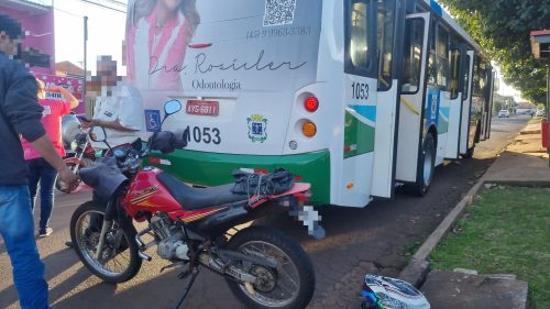 Imagem referente a Colisão entre moto e ônibus é registrada na Rua Rio Tibagi