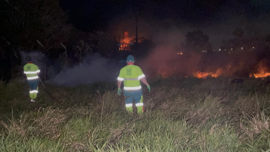 Incêndio ambiental atinge barracão abandonado às margens da BR-369 em Cascavel