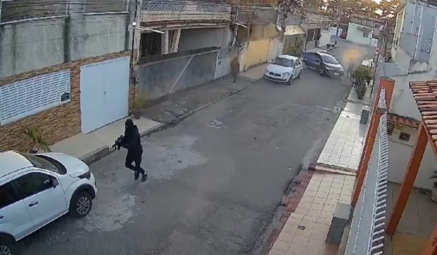 Vídeo mostra tentativa de execução de policial militar com disparos de fuzil