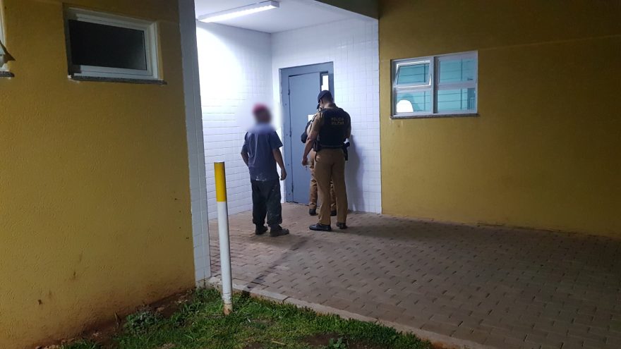 Idoso é detido após agredir namorada e o filho dela no Brasmadeira