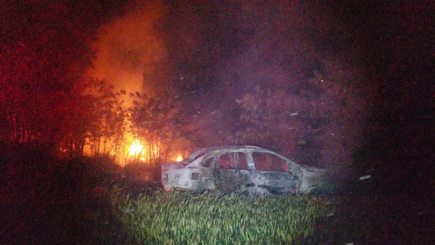 Incêndio destrói carro em estrada rural de Cascavel; veículo pode ter sido usado em homicídio