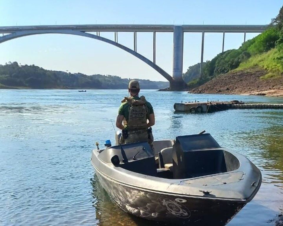 Com ajuda de populares, polícia resgata corpo de homem boiando no Rio Paraná, em Foz do Iguaçu