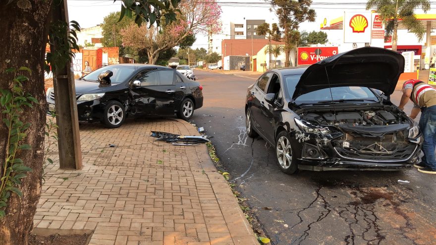 Acidente de trânsito deixa veículos bastante danificados no bairro Santo Onofre