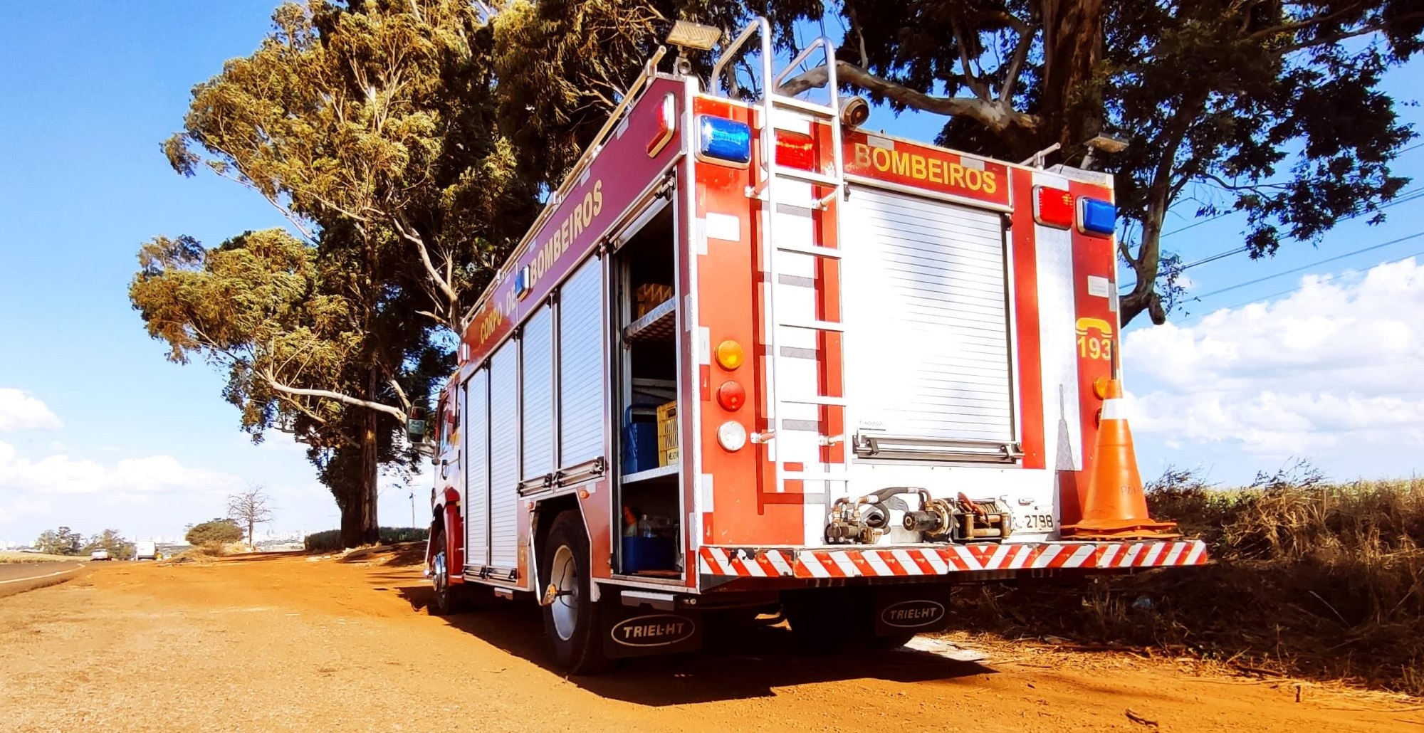 Incêndio em veículo mobiliza Corpo de Bombeiros na BR-163, em Cascavel