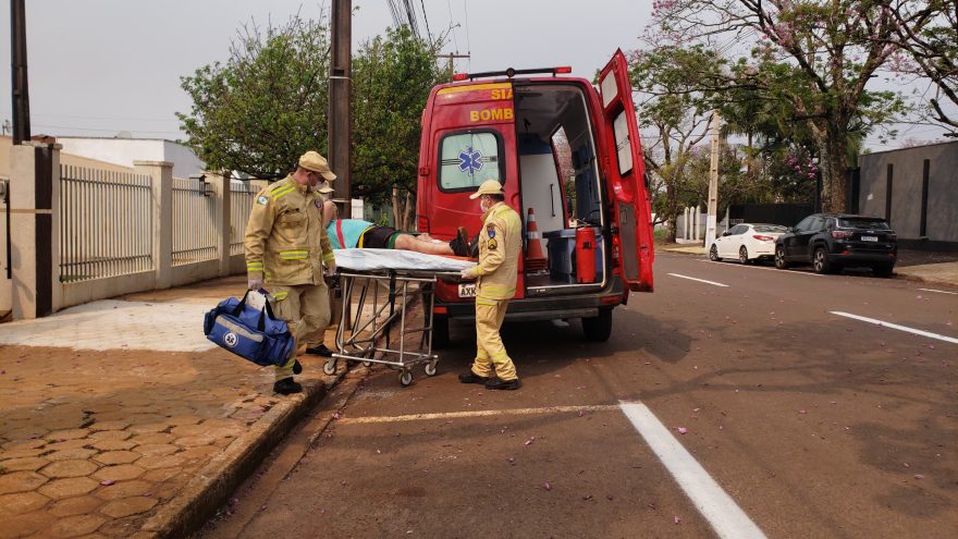 Cortando árvore, homem se fere com motosserra na Rua Guaraniaçu