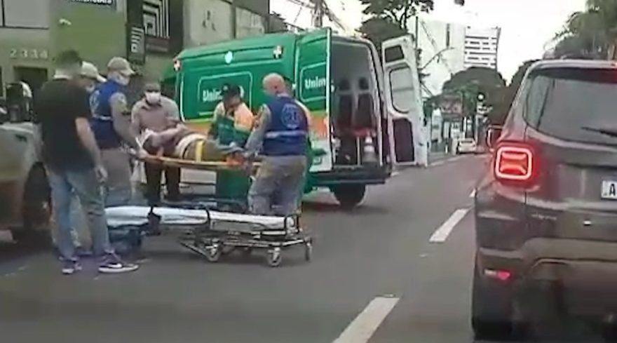 Idoso é atropelado enquanto tentava atravessar a rua Minas Gerais, no Centro de Cascavel